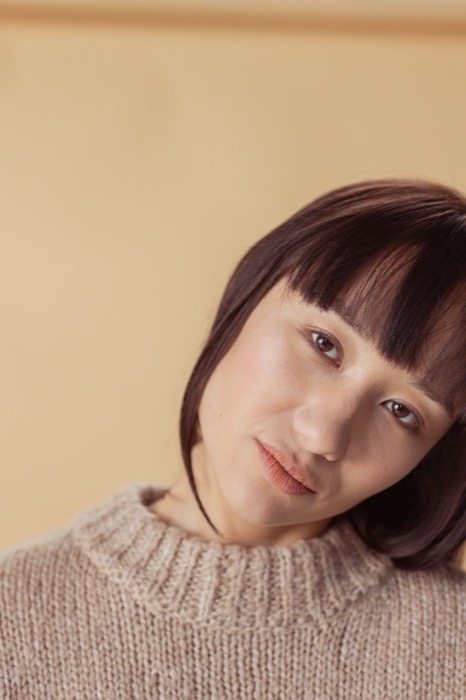 Close-up in a chunky oatmeal knit